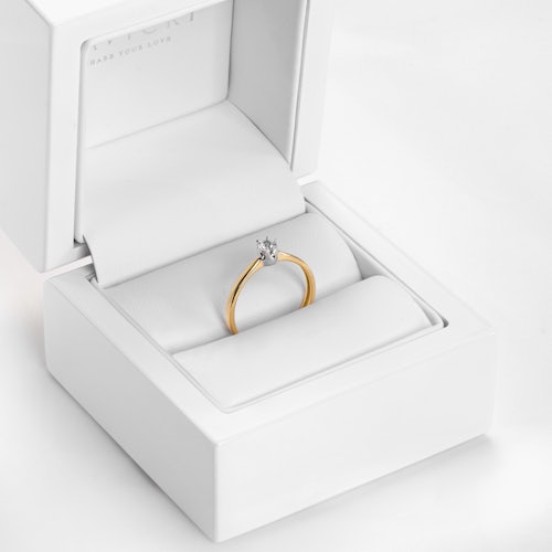 Pierścionek zaręczynowy SAVICKI: dwukolorowe złoto, biały szafir